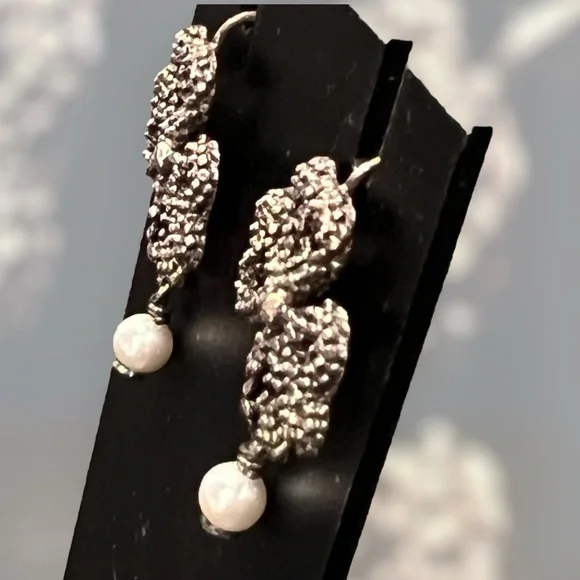 Gucci
Aureco Faux Pearl Drop Earrings - Picture 4 of 6